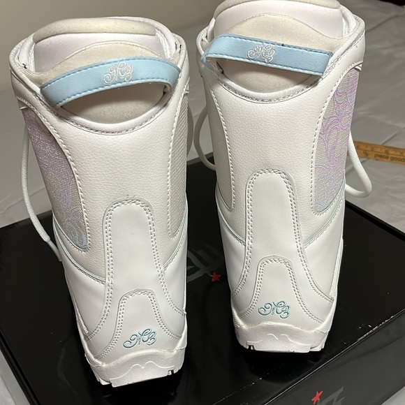 Millennium Three Venus womans lace up snowboard boots. - Picture 7 of 11